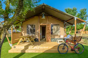 Camping & Bungalows Platja Brava - Blick auf ein Glamping-Zelt auf dem Campingplatz