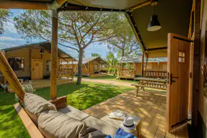 Camping & Bungalows Platja Brava - Glamping-Zelte mit Terrasse auf dem Campingplatz