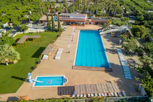 Camping Platja Cambrils - Blick auf den Pool im Freien auf dem Campingplatz