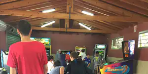 Camping Playa de Isla - Camper im Unterhaltungsbereich vom Campingplatz mit Billard, Tischtennis, Spielautomaten