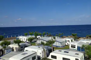 Camping Playa de Isla - Stellplatz vom Campingplatz im Grünen mit Blick auf den Atlantischen Ozean
