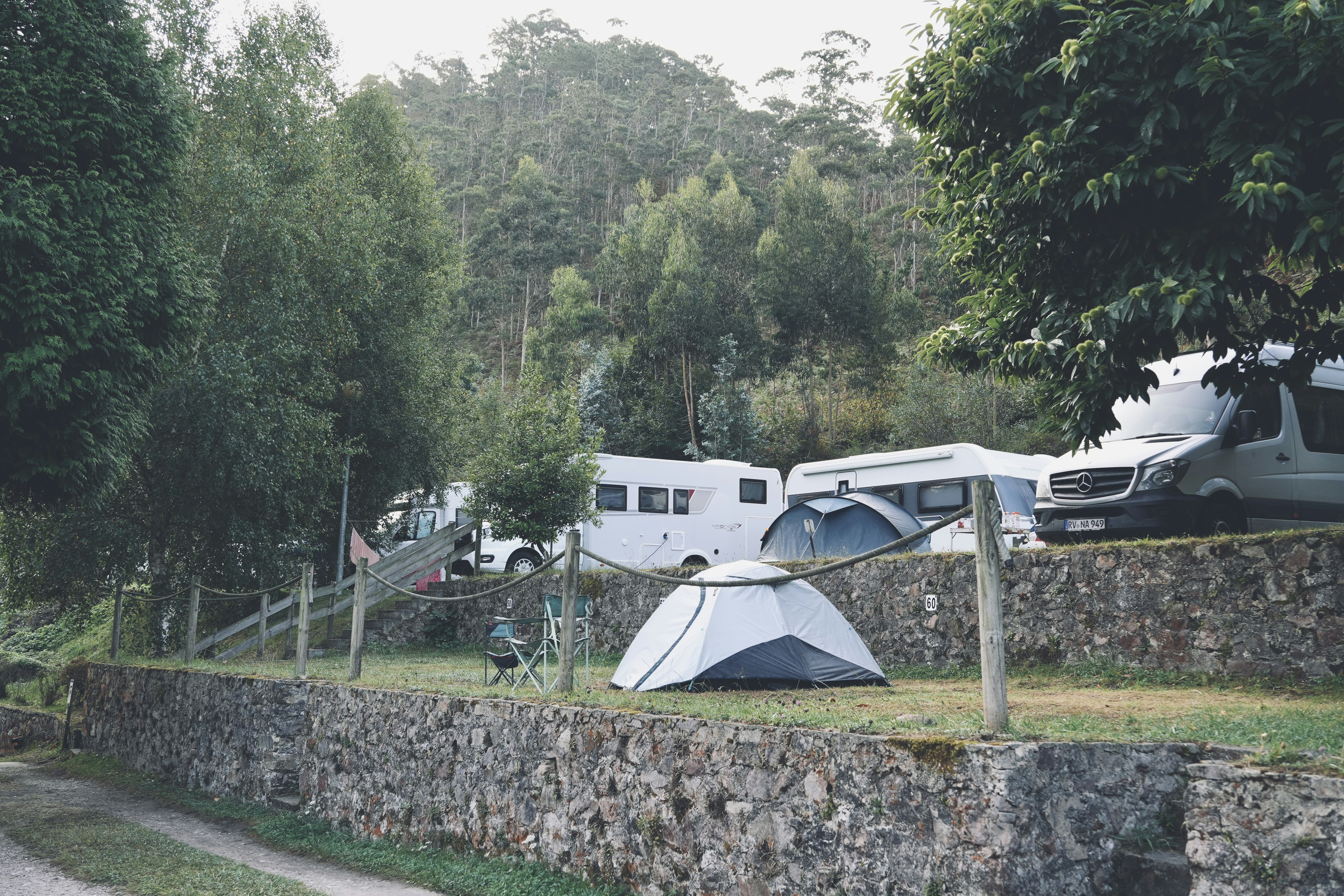 HolaCamp La Franca  Camping Playa de la Franca - Blick auf Camper und Zelte