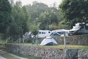 HolaCamp La Franca Camping Playa de la Franca - Blick auf Camper und Zelte