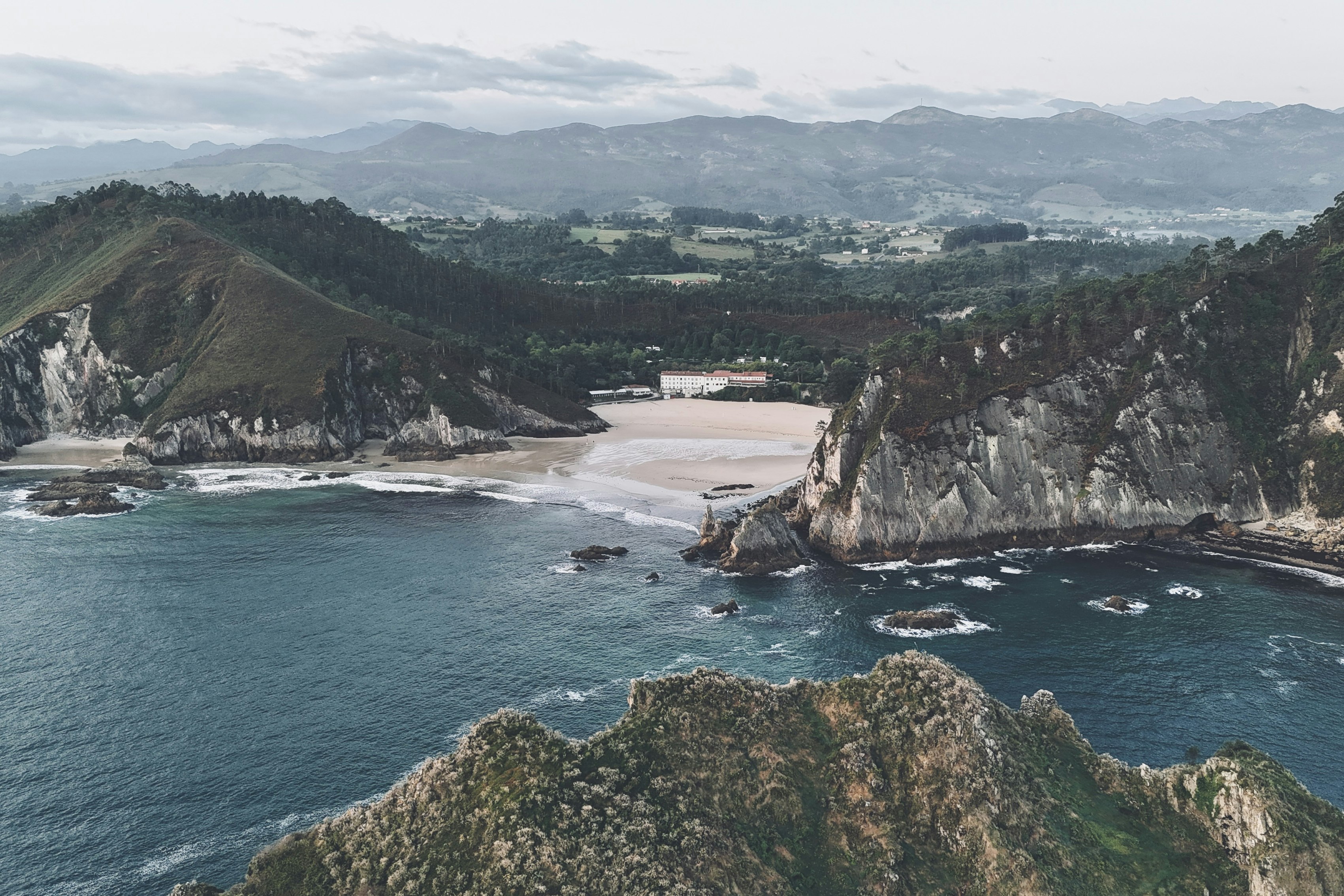 HolaCamp La Franca  Camping Playa de la Franca - Blick auf Meer und Strand umgeben von Bergen