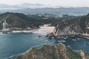 HolaCamp La Franca Camping Playa de la Franca - Blick auf Meer und Strand umgeben von Bergen