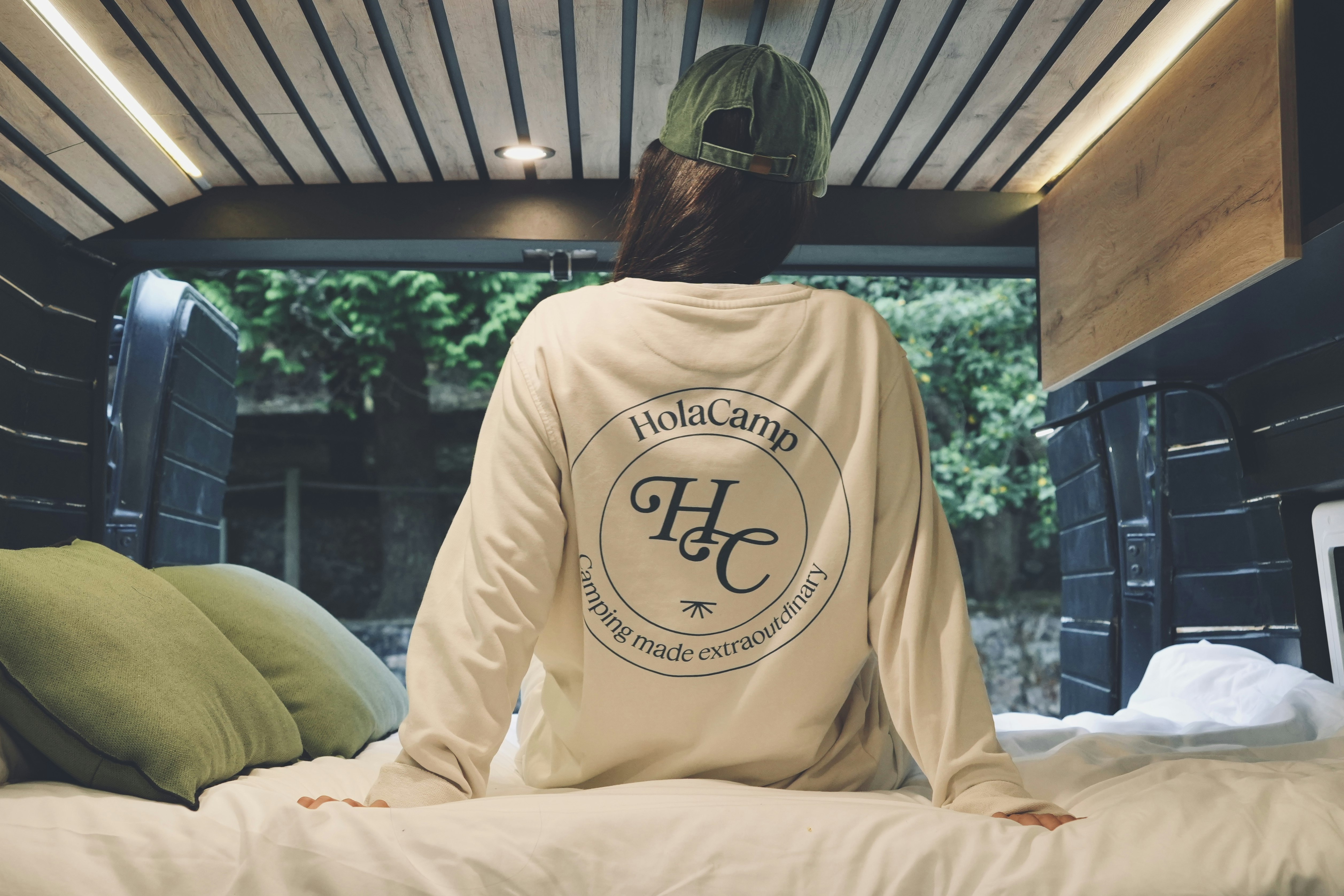 HolaCamp La Franca  Camping Playa de la Franca - Camperin blickt aus einem Camper heraus