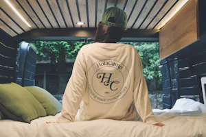 HolaCamp La Franca Camping Playa de la Franca - Camperin blickt aus einem Camper heraus