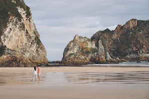 HolaCamp La Franca Camping Playa de la Franca - Spaziergänger laufen am Strand entlang