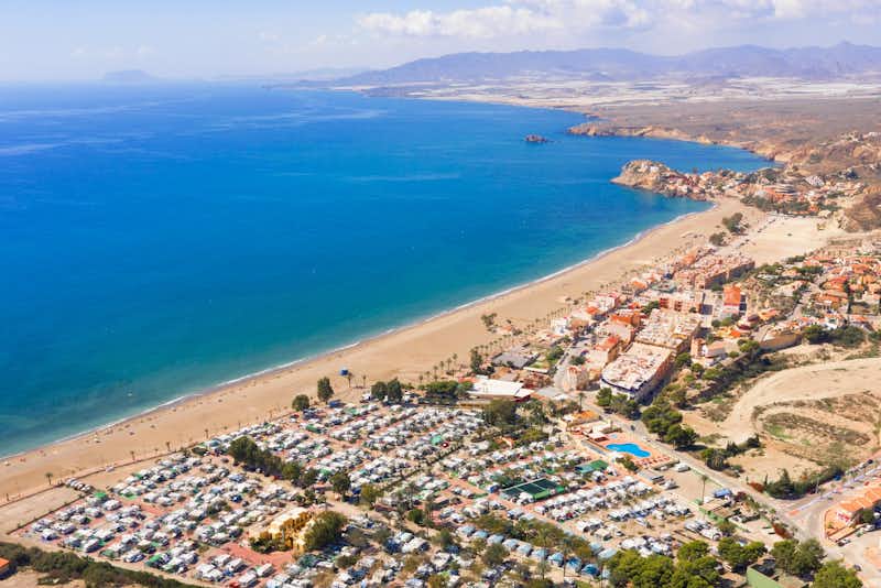 Camping Playa de Mazarrón  -  Luftaufnahme vom Campingplatz an der Stadt Playasol am Mittelmeer