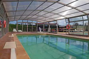 Camping Playa de Oyambre - Teleskopischer Schwimmbadüberdachung auf dem Campingplatz