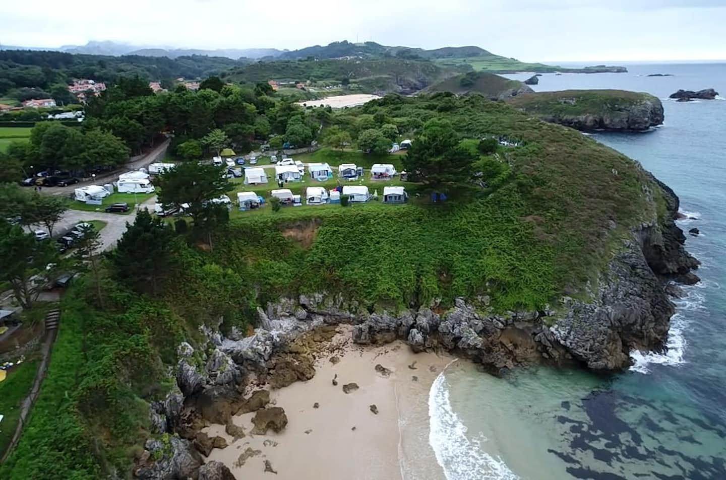 Camping Playa De Troenzo - Luftaufnahme des Campingplatzes am Meer