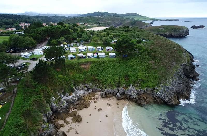 Camping Playa De Troenzo - Luftaufnahme des Campingplatzes am Meer