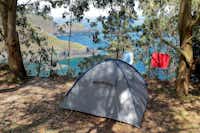 Camping Playa deTaurán - Zelt auf Stellplatz mit Blick auf den Golf von Biskaya