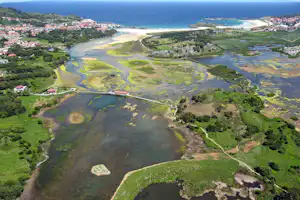 Camping Playa Joyel - Luftaufnahme des Campingplatzes direkt am Strand