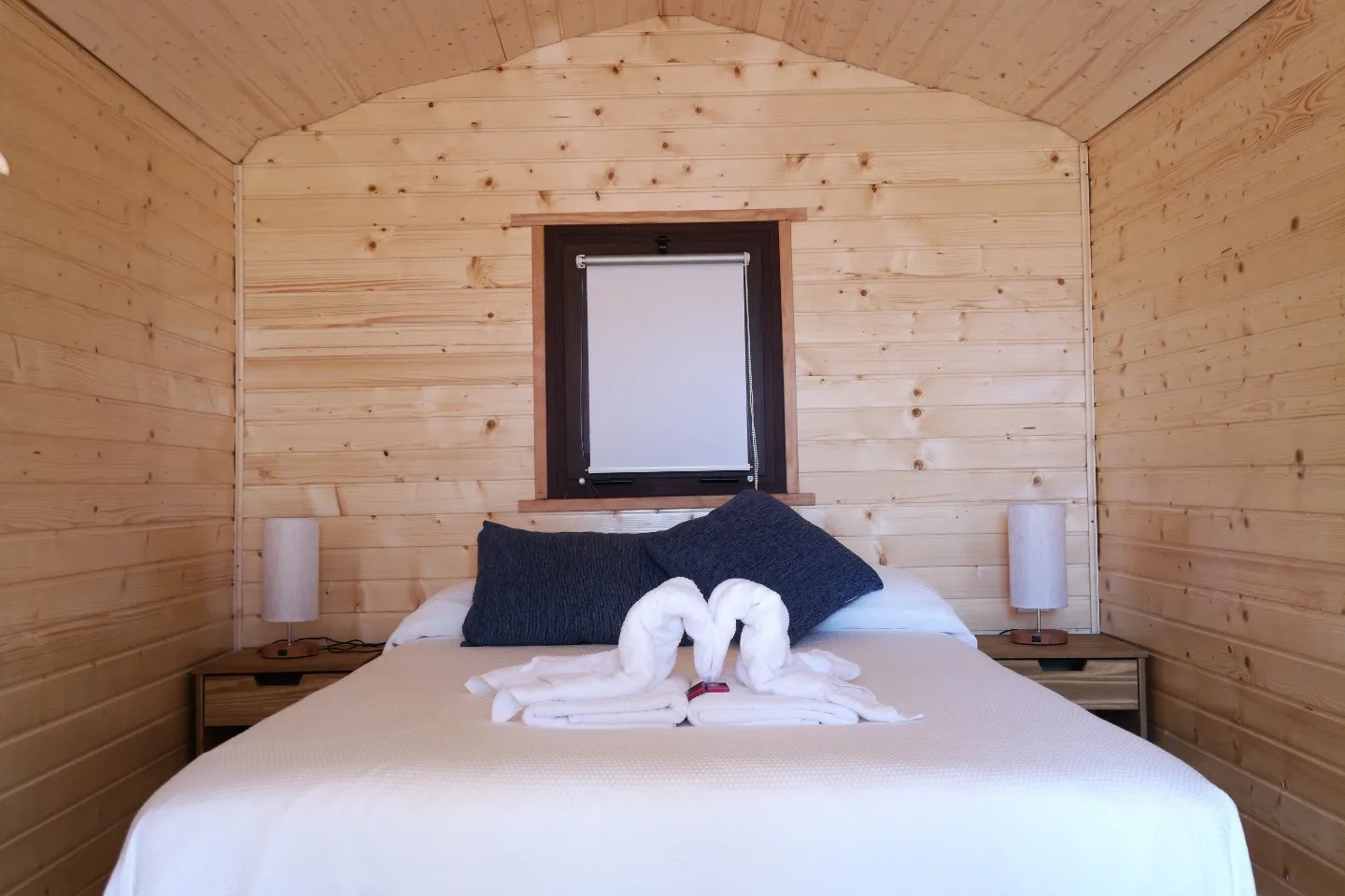 Camping Playa Mazagón - Innenansicht eines Mobilheims mit Doppelbett