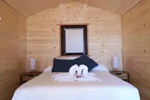 Camping Playa Mazagón - Innenansicht eines Mobilheims mit Doppelbett