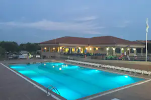 Camping Playa Paisaxe II - Pool im Freien mit Liegestühlen auf dem Campingplatz