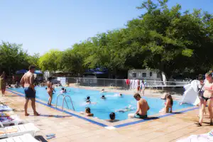 Camping Playa Paisaxe - Pool mit Liegestühlen und Sonnenschirmen auf dem Campingplatz