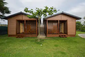 Camping Playa Penarronda - Chalet mit Veranda im Grünen auf dem Campingplatz