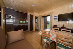Camping Playa Penarronda - Innenansicht des Chalet mit WC und Kochnische