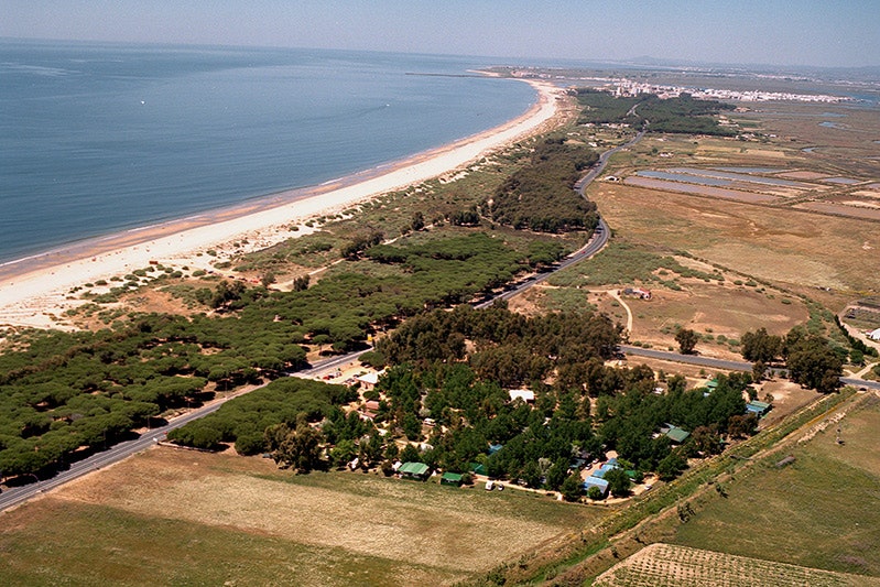 Camping Playa Taray - Campingplatz aus der Vogelperspektive mit Blick auf den Atlantik