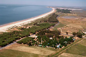 Camping Playa Taray - Campingplatz aus der Vogelperspektive mit Blick auf den Atlantik