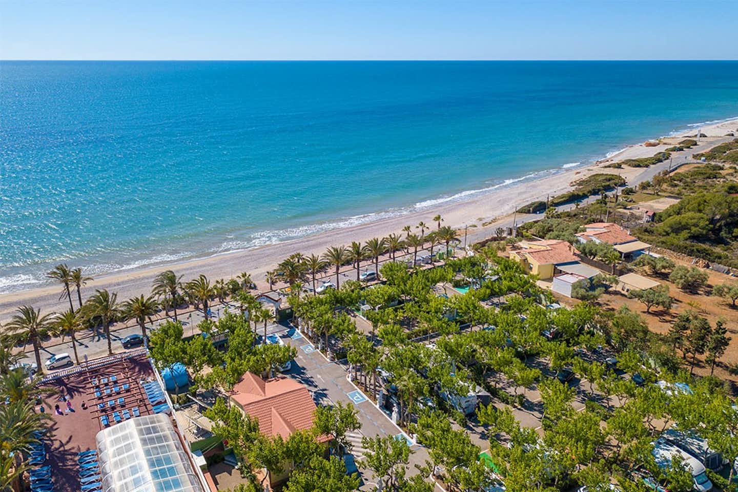 Camping Playa Tropicana  -  Campingplatz mit Strand am Mittelmeer aus der Vogelperspektive