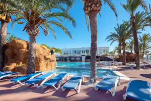 Camping Playa Tropicana - Pool vom Campingplatz mit Liegestühlen in der Sonne