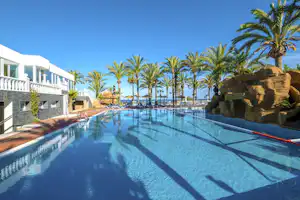 Camping Playa Tropicana - Pool vom Campingplatz mit Palmen