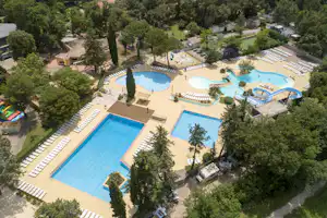 Camping Sandaya Plein Air des Chênes - Pool des Campingplatze aus der Vogelperspektive