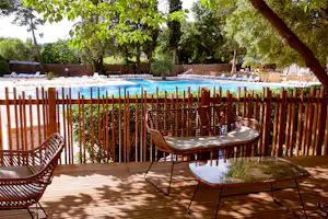 Camping Sandaya Plein Air des Chênes - Pool mit Liegestühlen
