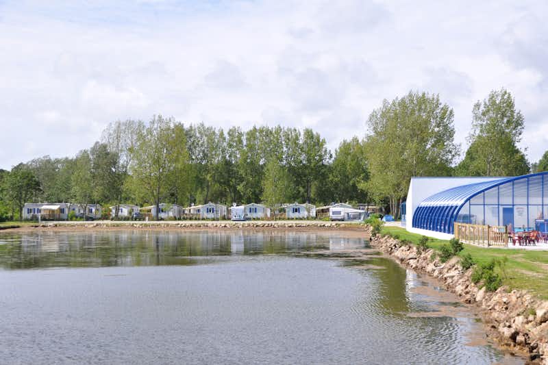 Camping Plijadur  -  Mobilheime und Pool vom Campingplatz am Teich vom Campingplatz
