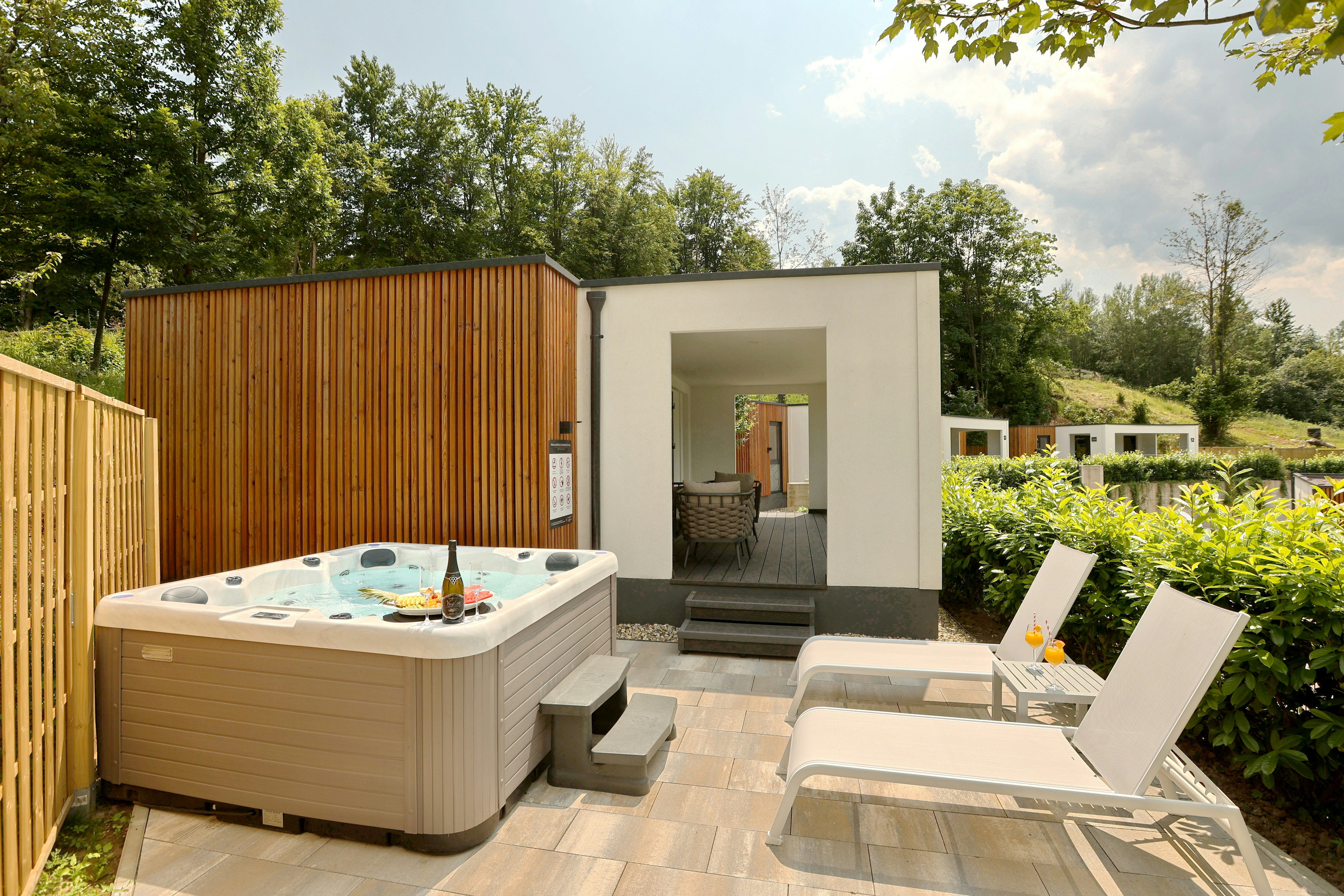 Camping Plitvice  - Mobilheim mit Terrasse und privatem Whirlpool auf dem Campingplatz