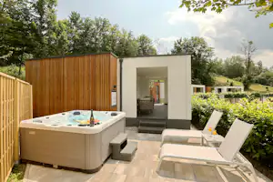 Camping Plitvice - Mobilheim mit Terrasse und privatem Whirlpool auf dem Campingplatz