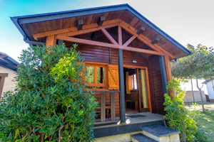 Camping Poblado Gaivota - Mobilheim vom Campingplatz mit Veranda im Grünen