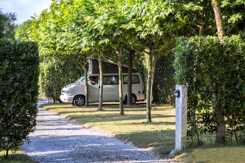 Camping Poblado Gaivota  -  Wohnmobil auf dem Stellplatz vom Campingplatz auf grüner Wiese
