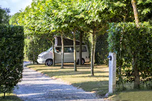 Camping Poblado Gaivota - Wohnmobil auf dem Stellplatz vom Campingplatz auf grüner Wiese