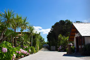 Camping Poblado Gaivota - Gehweg entlang des Hauptgebäudes und der Stellplätze