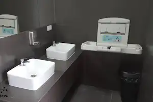 Camping Pod Brzozami - Unter den Birken - Sanitärbereich vom Campingplatz mit Wickeltisch