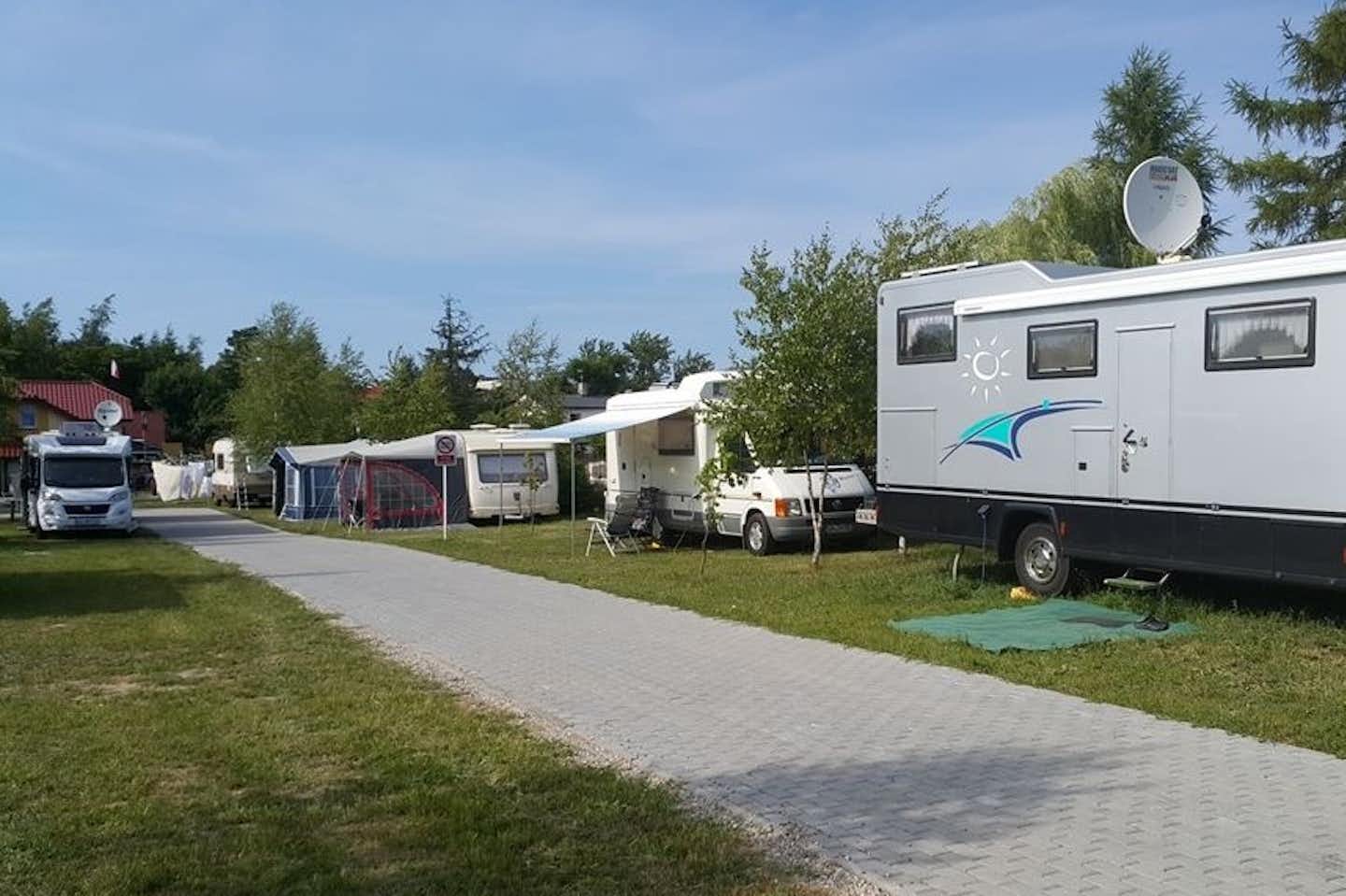 Camping Pod Brzozami - Unter den Birken  -  Stellplatz vom Campingplatz auf grüner Wiese