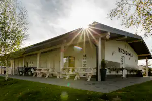 Camping Pod Brzozami - Unter den Birken - Hauptgebäude vom Campingplatz mit Küche, Wäscherei, Kinderspielraum und Sanitäranlagen