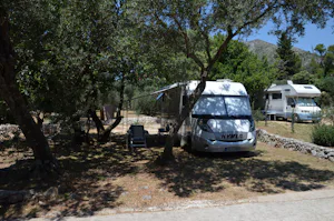 Camping Pod Maslinom - schattiger Wohnmobilstellplatz auf dem Campingplatz