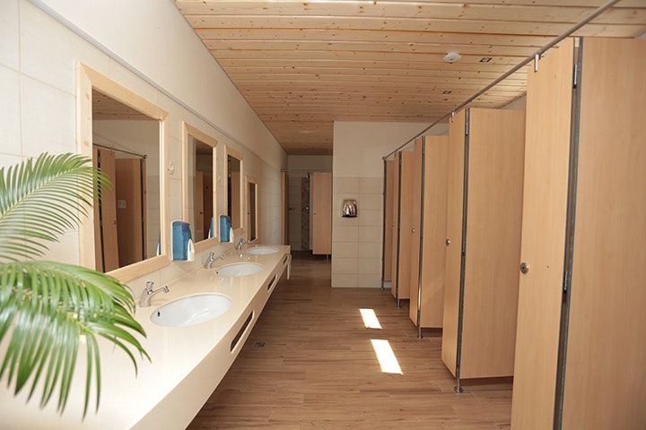 Camping Podzemelj - Sanitäranlage   auf dem Campingplatz