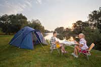 Camping Podzemelj -  Zeltplatz auf der Campingplatzanlage mit Blick auf der Fluss