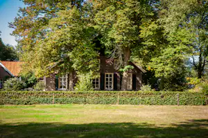 Camping Poelhuis - Blick auf das historische Bauernhofgebäude auf dem Campingplatz