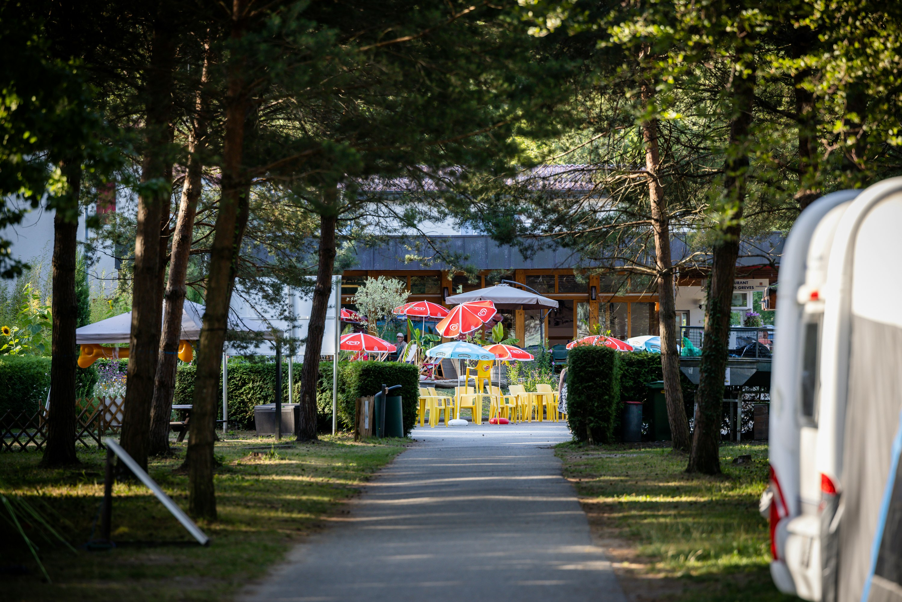 Camping VD8  Camping Pointe d'Yvonand (VD8)  - Restaurant mit Terrasse auf dem Campingplatz