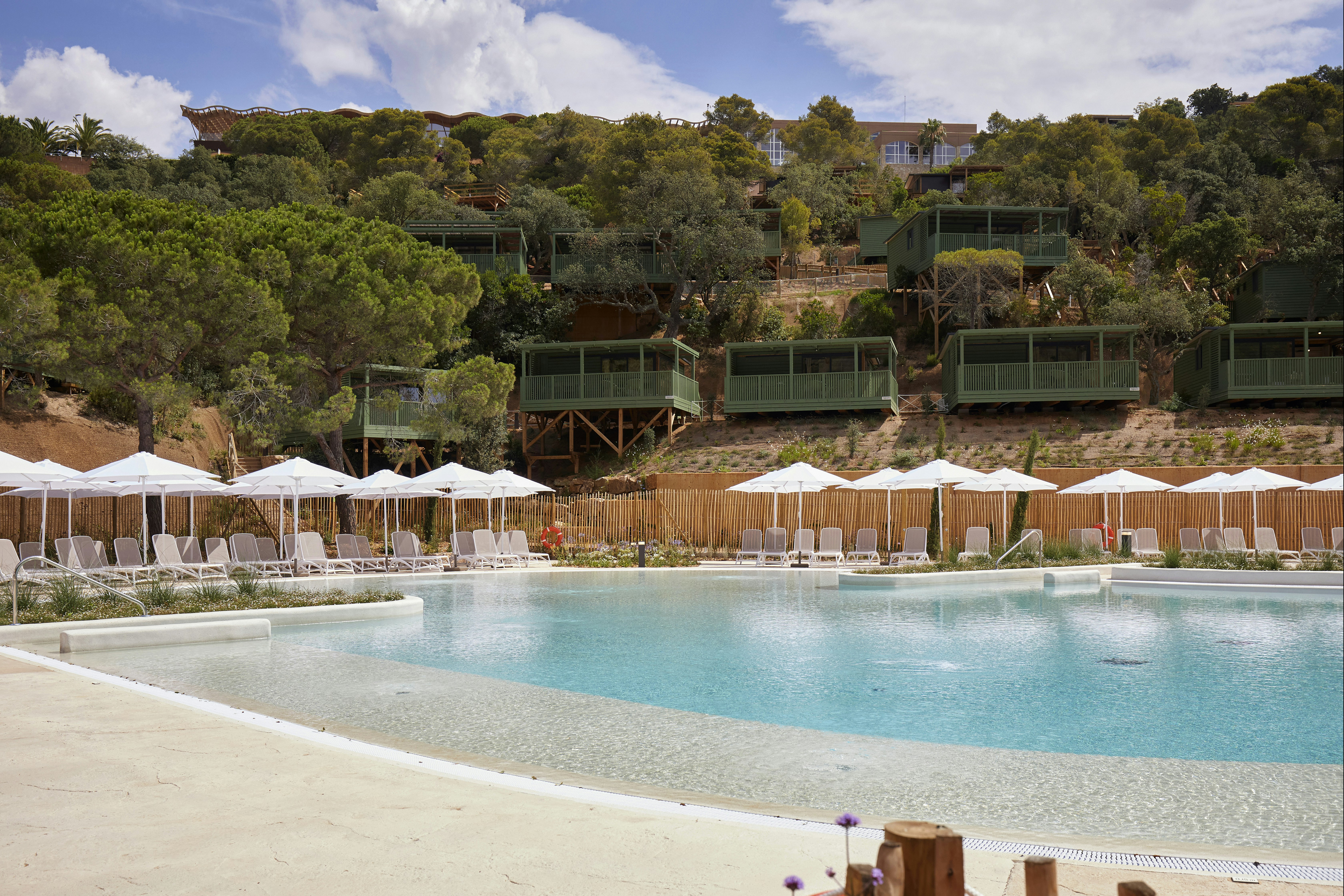 Camping Cala Pola  - Pool im Freien mit Liegestühlen und Sonnenschirmen