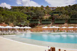 Camping Cala Pola - Pool im Freien mit Liegestühlen und Sonnenschirmen