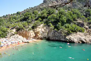Camping Pola Giverola - Mobilheime auf dem Berg und Blick auf den Strand