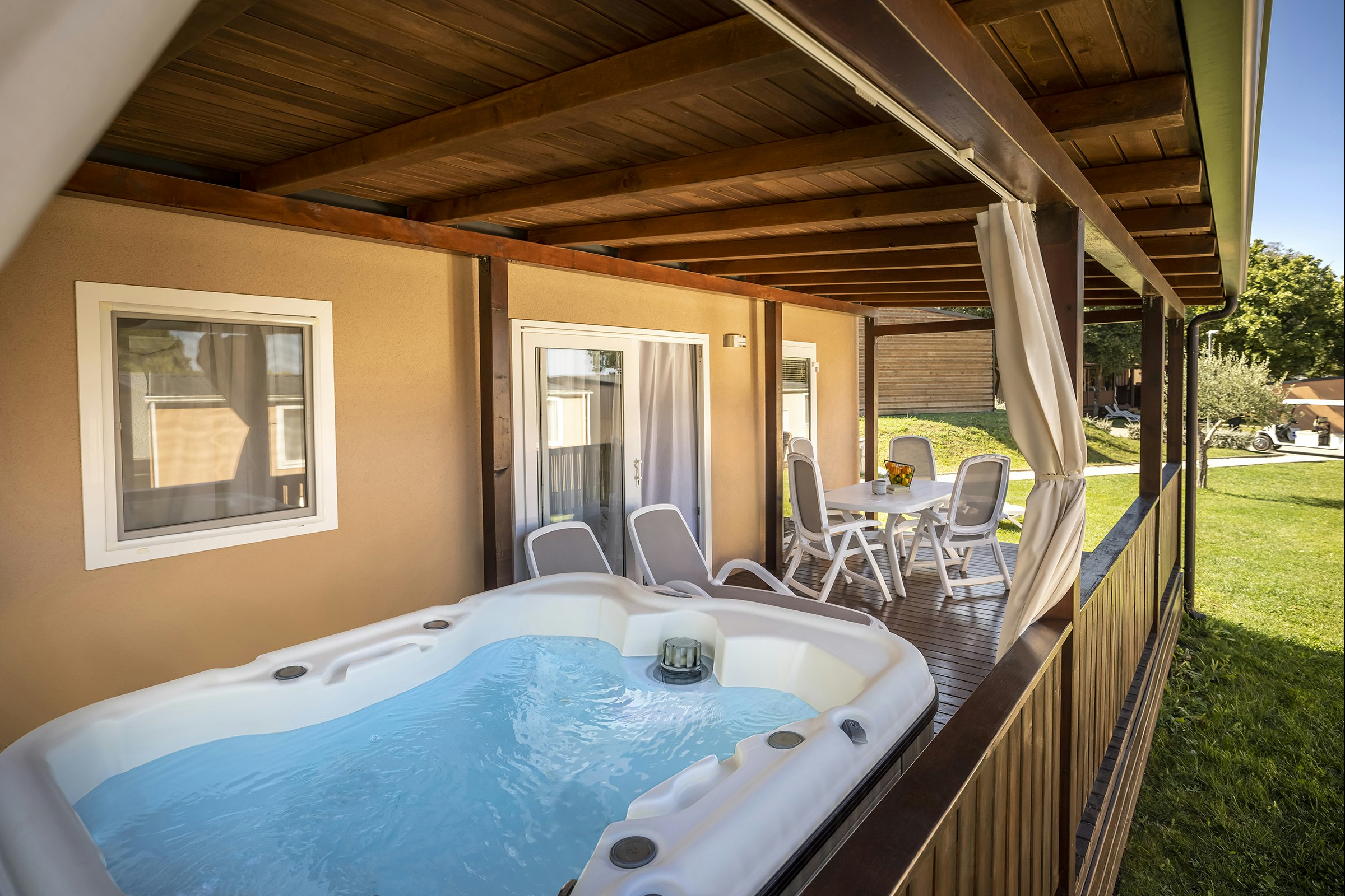 Camping Polari  - Mobilheim mit Terrasse und privatem Whirlpool auf dem Campingplatz